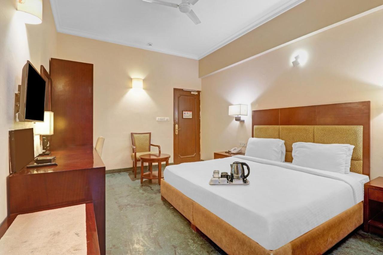 Oyo Townhouse 934 L'Elegant Hotel & Banquetby Ace Manor Газиабад Экстерьер фото