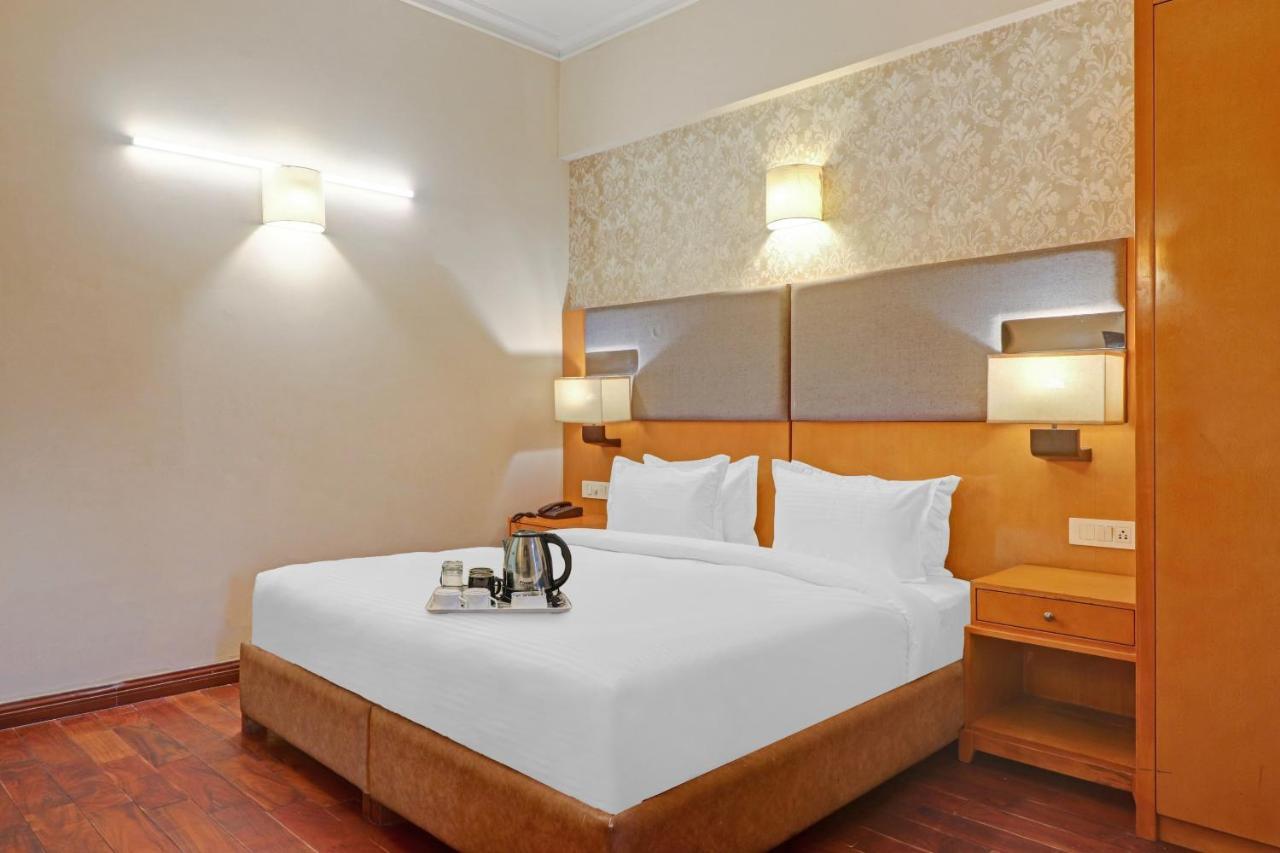 Oyo Townhouse 934 L'Elegant Hotel & Banquetby Ace Manor Газиабад Экстерьер фото